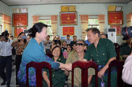 ສືບຕໍ່ປະຕິບັດນະໂຍບາຍບຸລິມະສິດໃຫ້ແກ່ຜູ້ມີຄຸນງາມຄວາມດີເປັນຢ່າງດີ