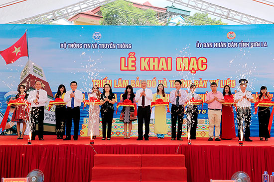 ງານວາງສະແດງແຜນທີ່ ແລະ ວັດຖຸເອກະສານ “ຮ່ວາງຊາ, ເຈືອງຊາຂອງຫວຽດນາມ"