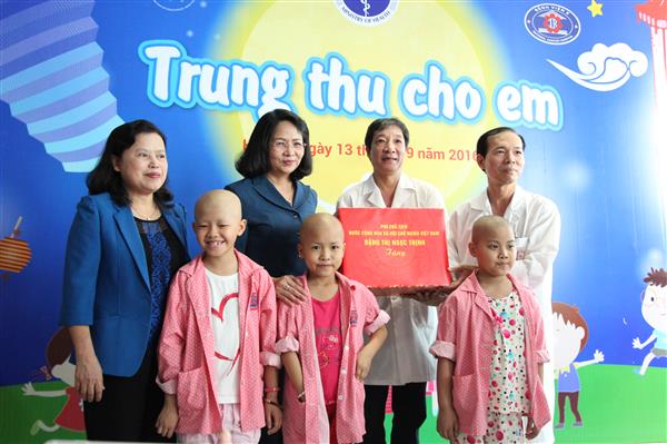 ທ່ານນາງຮອງປະທານປະເທດດັ້ງທິງອກທິງມອບຂອງຂວັນບຸນວັນເພັງເດືອນ8ໃຫ້ເດັກນ້ອຍເປັນມະເຮັງ