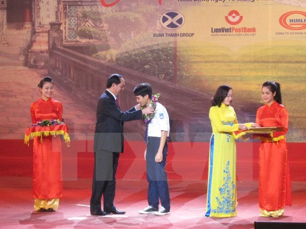ນັກຮຽນເກືອບ200ຄົນໄດ້ຮັບລາງວັນຈາກກອງທຶນສົ່ງເສີມການຮຽນດິງໂບ້ລິງ
