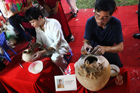 ອັດງານມະໂຫລານທ່ອງທ່ຽວໝູ່ບ້ານອາຊີບທີ່ເປັນມູນເຊື້ອຮ່າໂນ້ຍ 2016